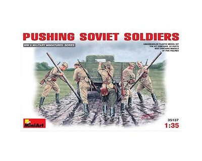 Miniart 35137 1/35 Pushing Soviet Soldiers 