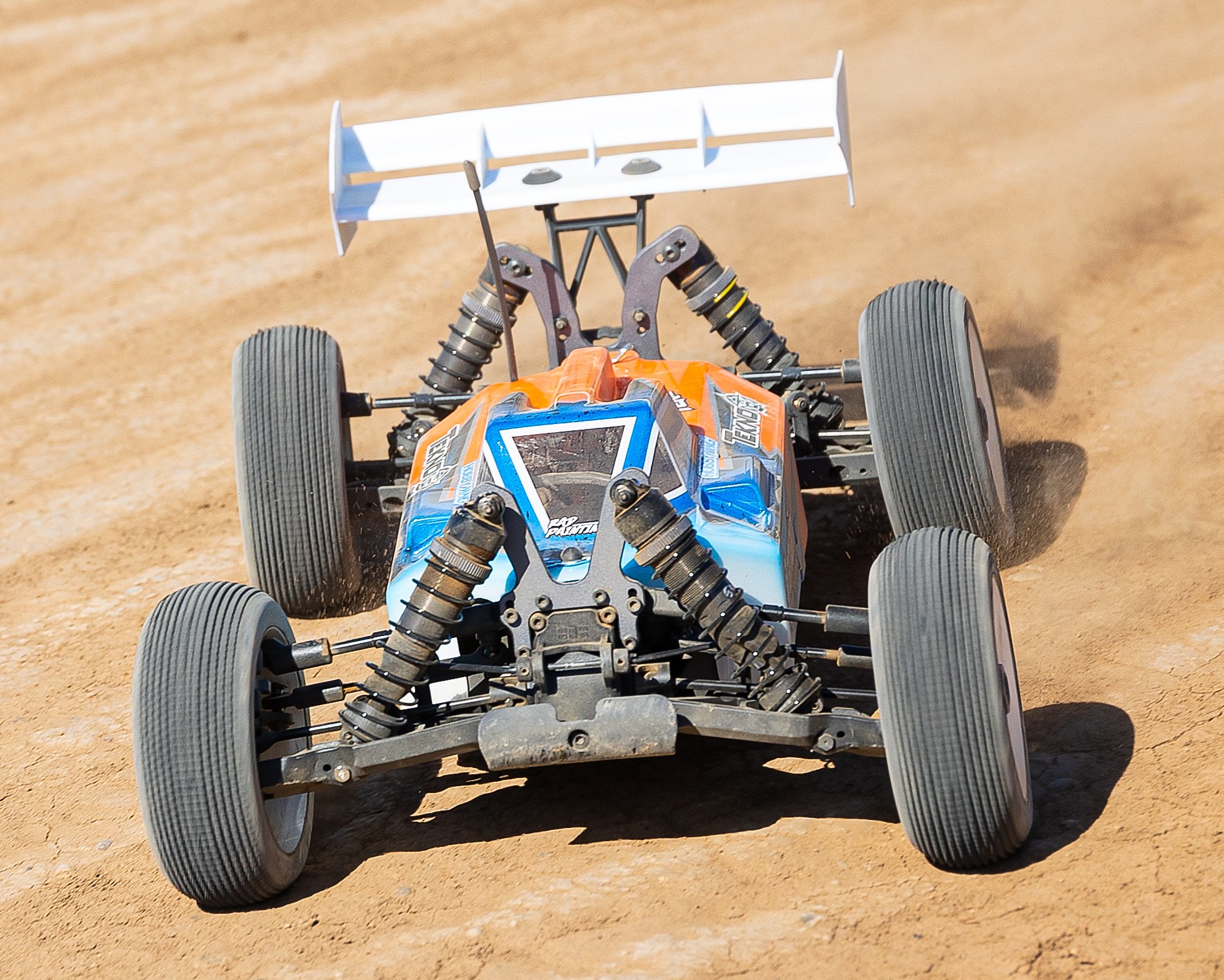 Tekno EB48 2.2 action photo