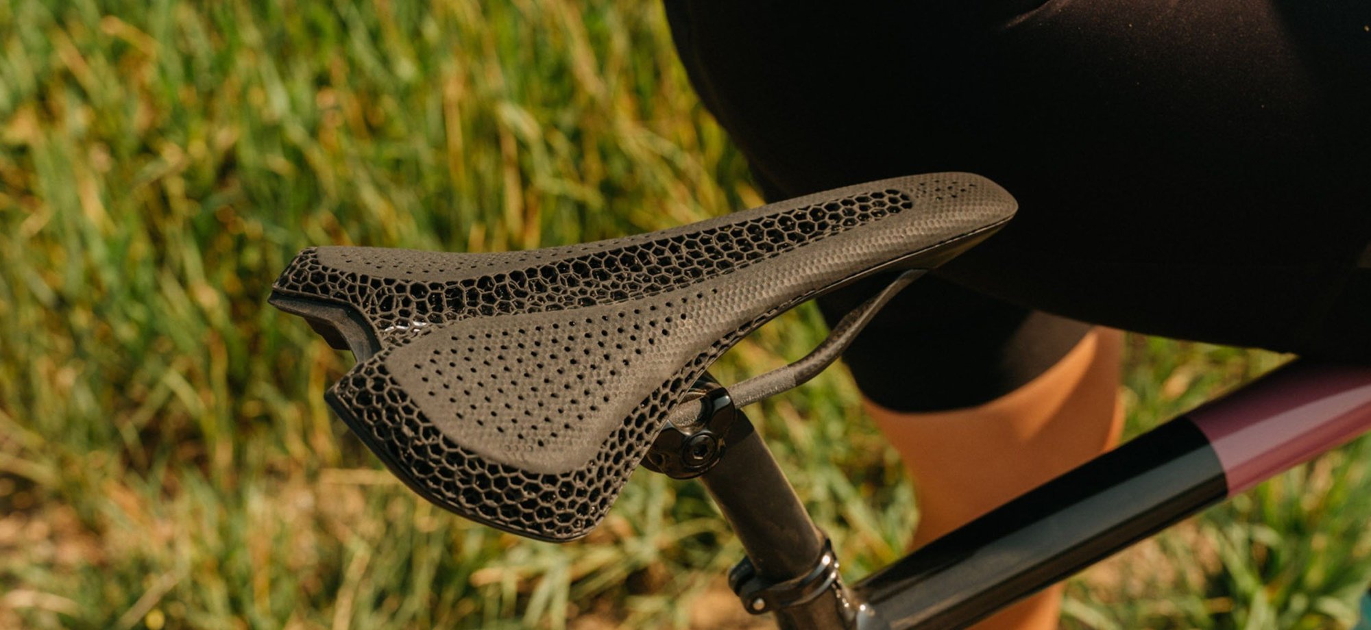 Road bike cyclist with 3d-printed saddle