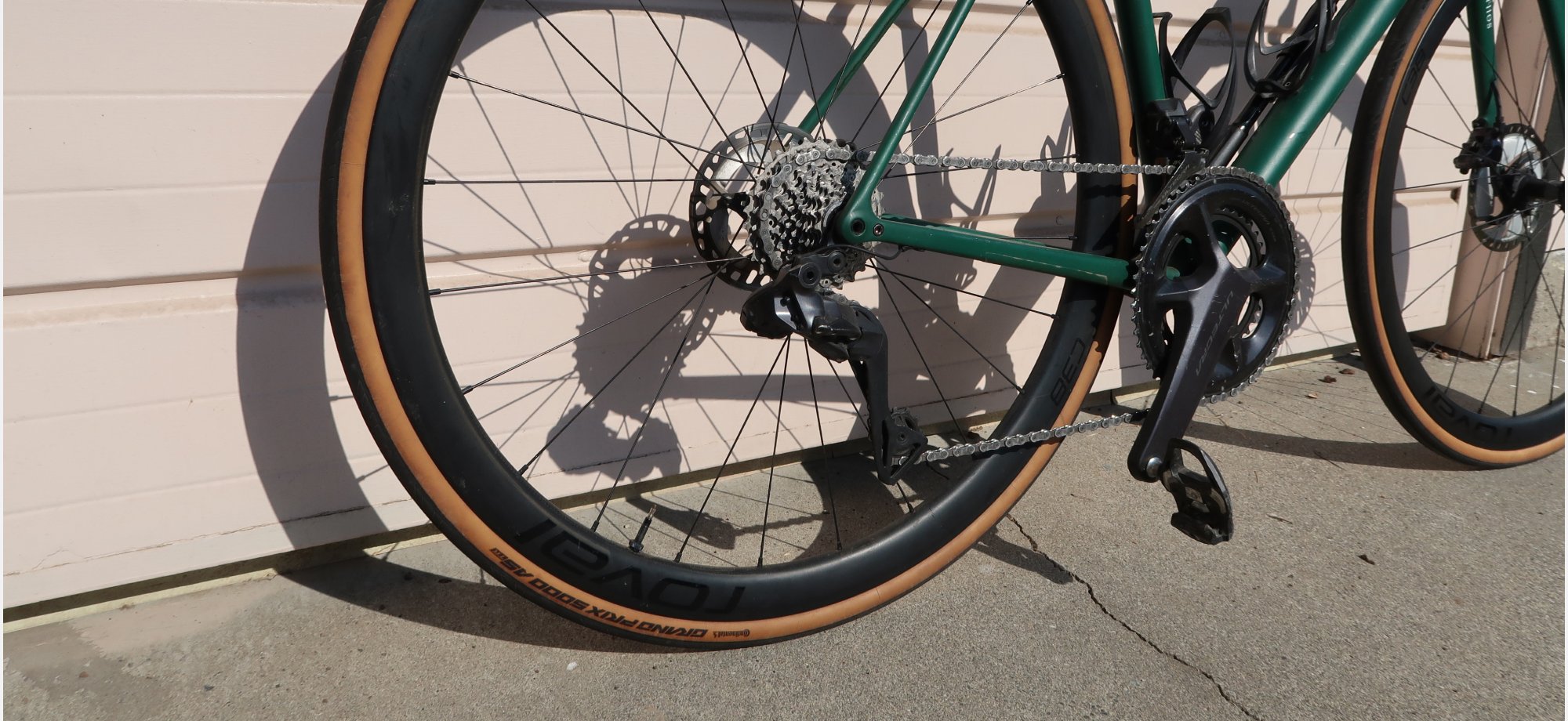 Road bike cyclist with 3d-printed saddle