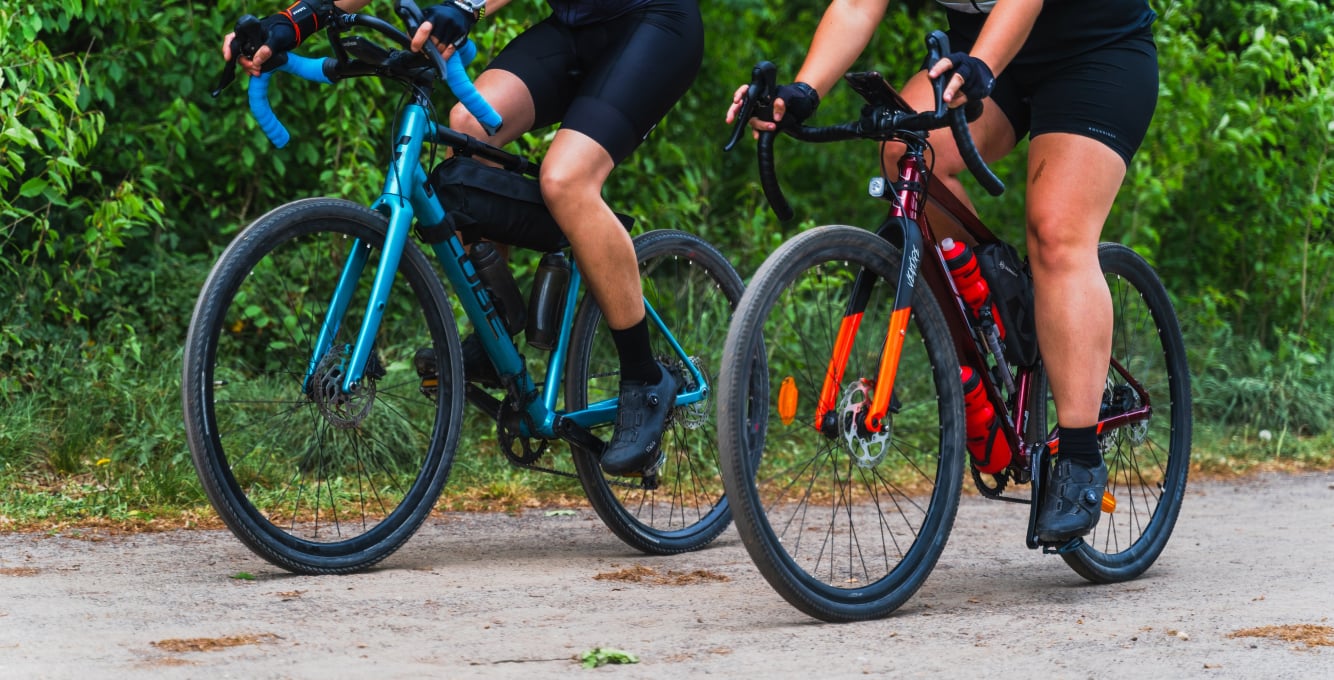 Gravel cyclists riding a Specialzed Diverge STR Gravel Bike