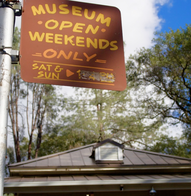 Museum op weekends sign
