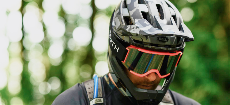 Image of man wearing full face Bell helmet and smith goggles