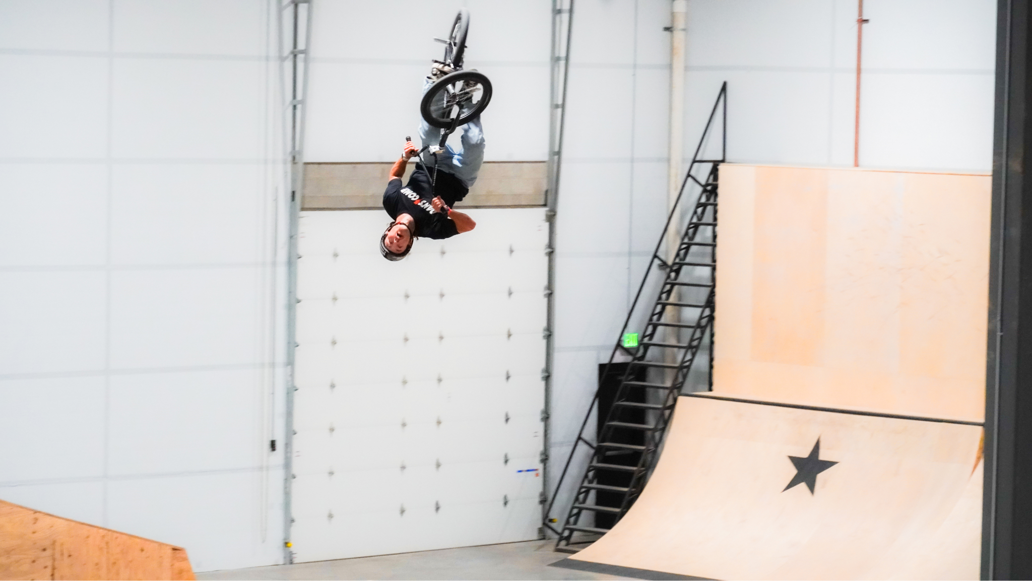 Jacob Thiem doing a barrel roll.